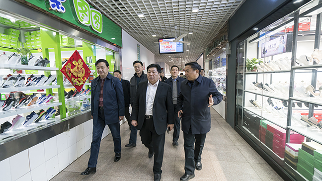 3：圖為戴董事長(cháng)一行檢查招商場(chǎng)商戶(hù)經(jīng)營(yíng)情況.jpg